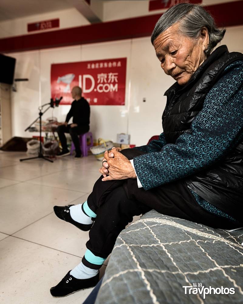 华人女摄影师镜头下的中国小脚奶奶,从缠足到直播跨越时代