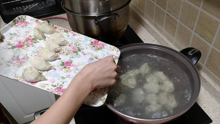 原创煮饺子时到底是盖锅盖还是不盖锅盖都不对教你正确做法