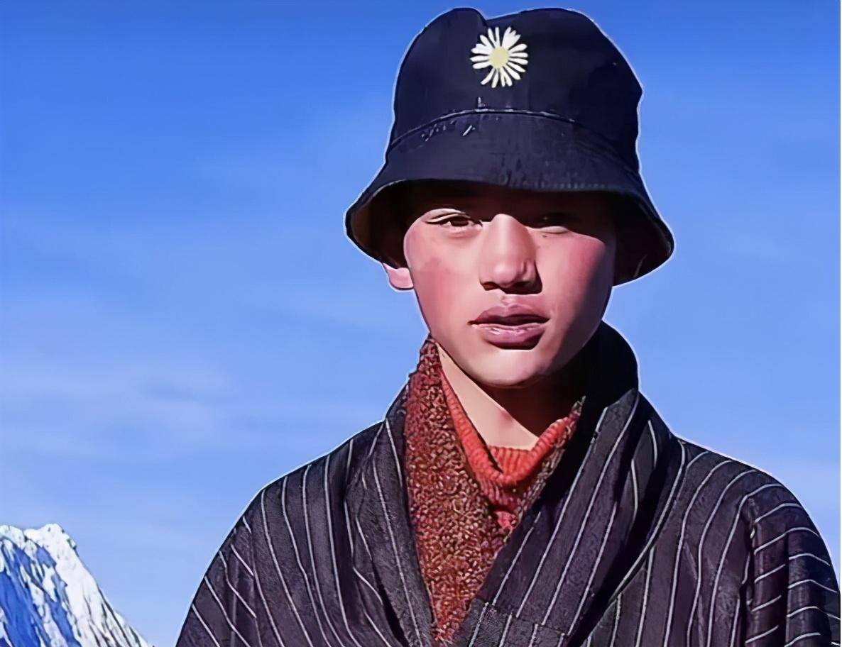 20岁超帅藏族小哥一夜成名,明星脸太耐看,网友:心弦被撩动