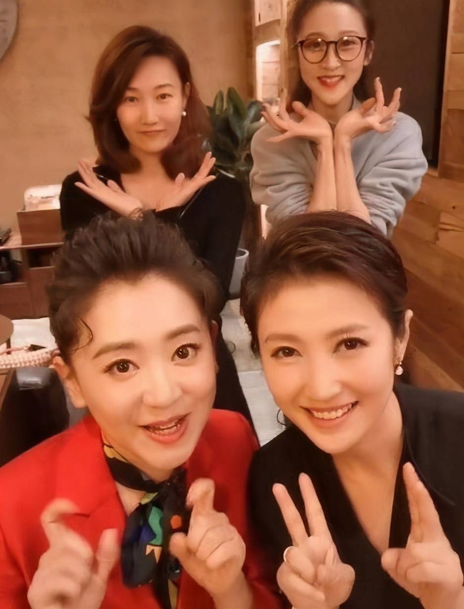 原创李梓萌月亮姐姐同框比美没有滤镜曝光真实颜值仿佛吃了防腐剂