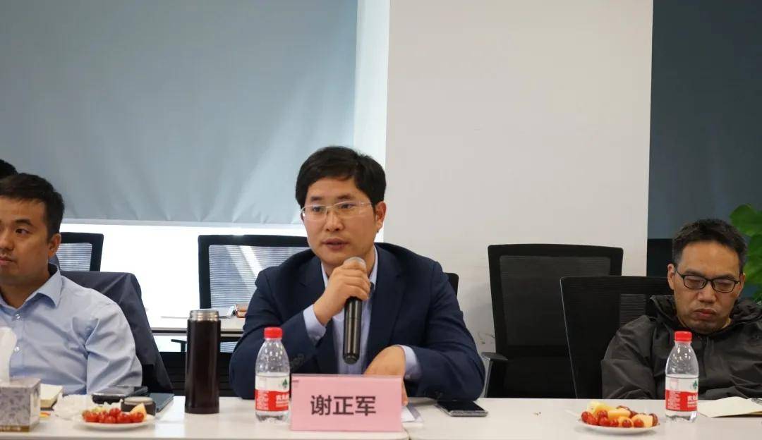 双胞胎集团饲料营养研究所总经理谢正军博士,繁殖产品线副总经理李龙