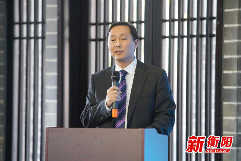 市行政审批服务局局长戴新贤