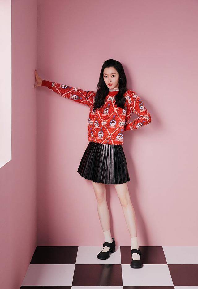 旗袍第一人宋轶换现代装却又一副学生模样清纯又不失娇媚