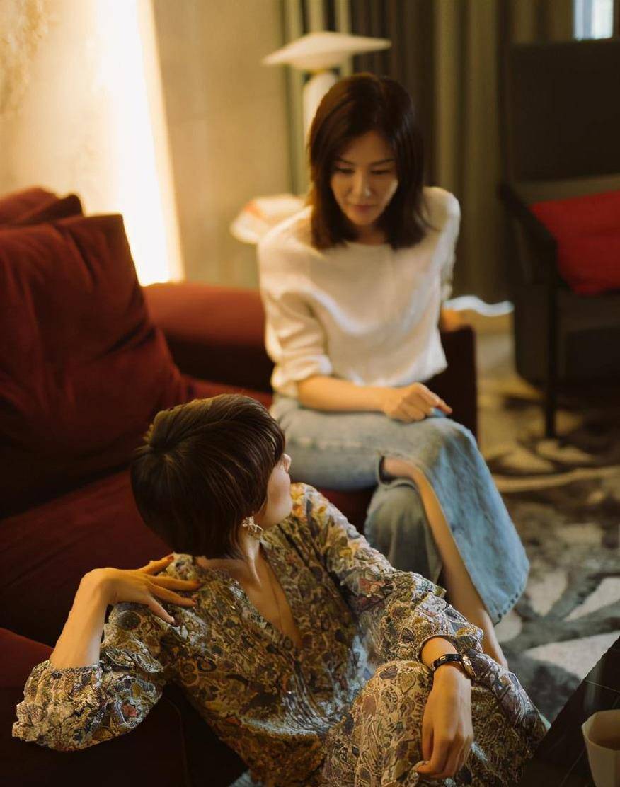 刘孜马伊P闺蜜罕见同框开叉牛仔裤秀长腿曾反对马伊P嫁文章