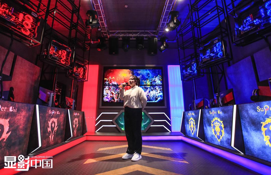 1/ 12 上课前,张诗尧在电竞实训室内准备课程.