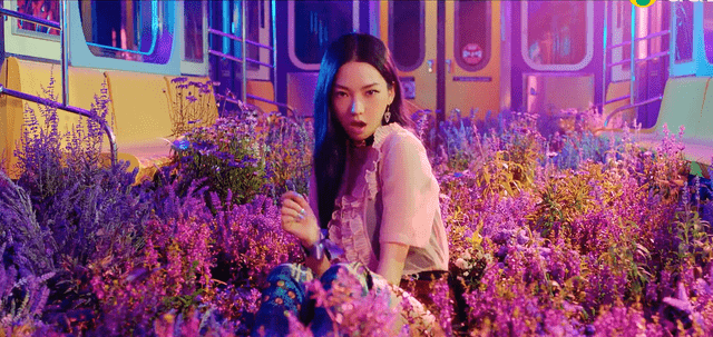 韩国女团aespa新曲mv色彩鲜艳异域风情十足