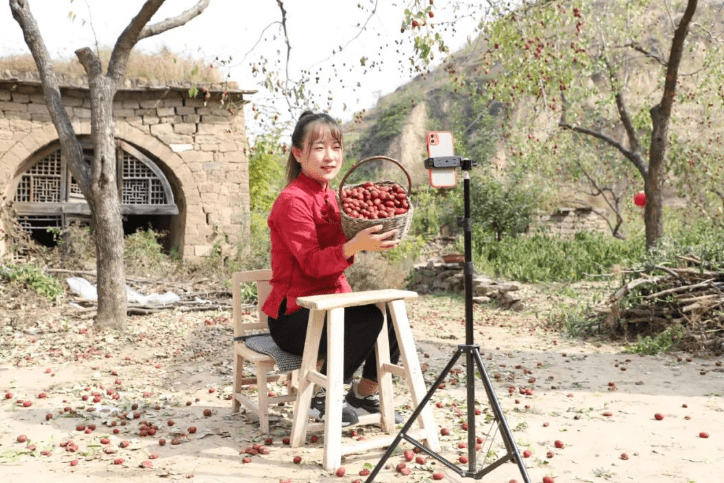 王宇梅在直播中向网友展示佳县红枣王宇梅是佳县康家港便民服务中心王