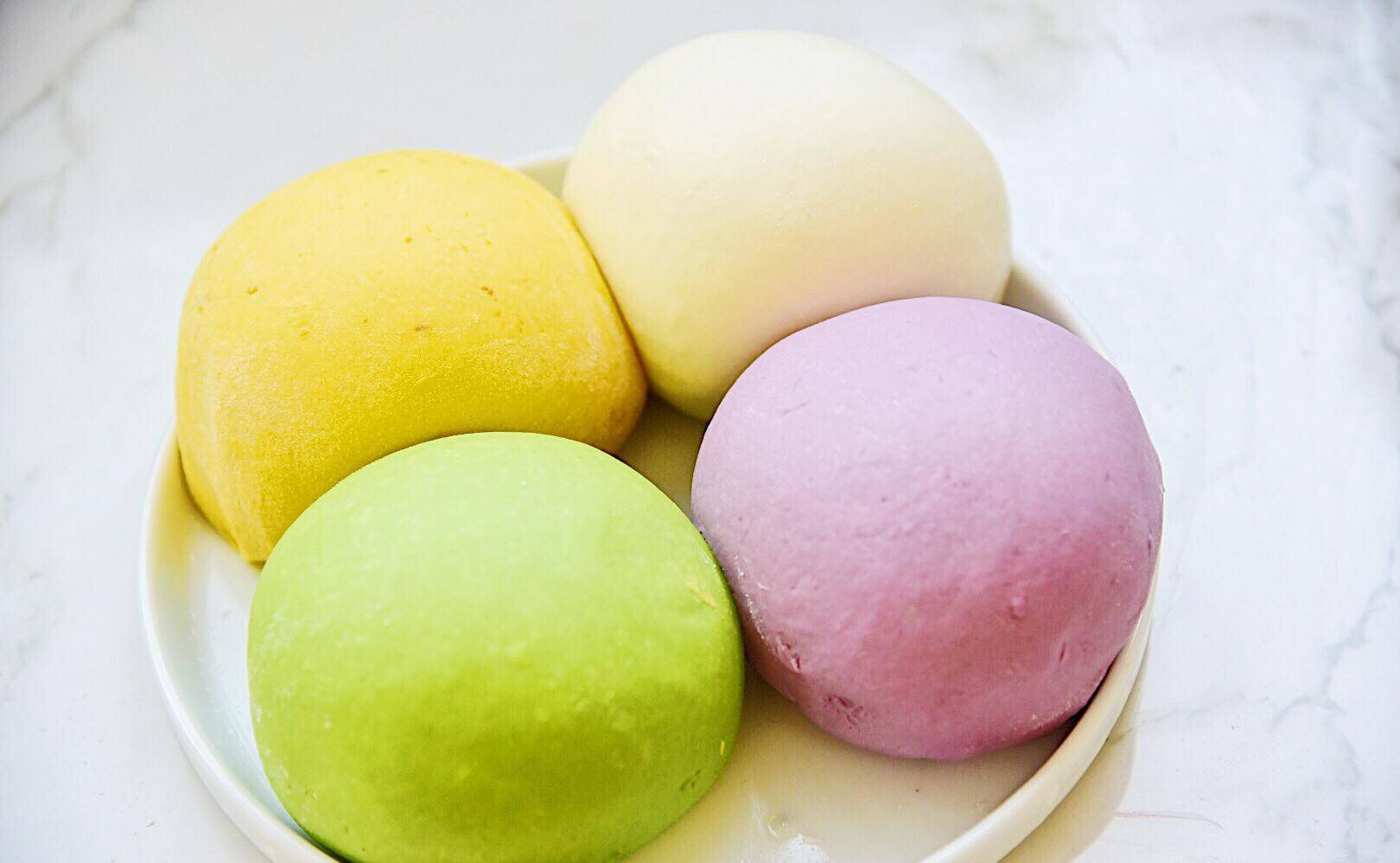 3,这次做的是彩色面团,分别是用4种蔬菜汁做成的.