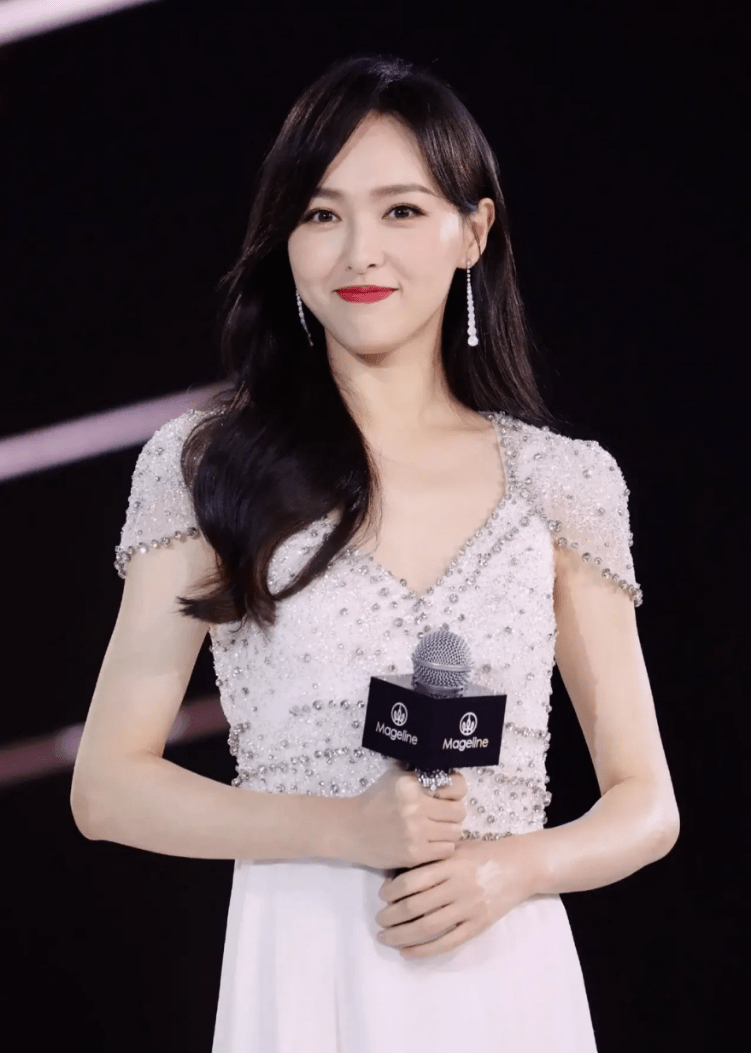 唐嫣状态太好了!一袭白色镶钻礼服优雅大气,笑容满面温柔又甜美