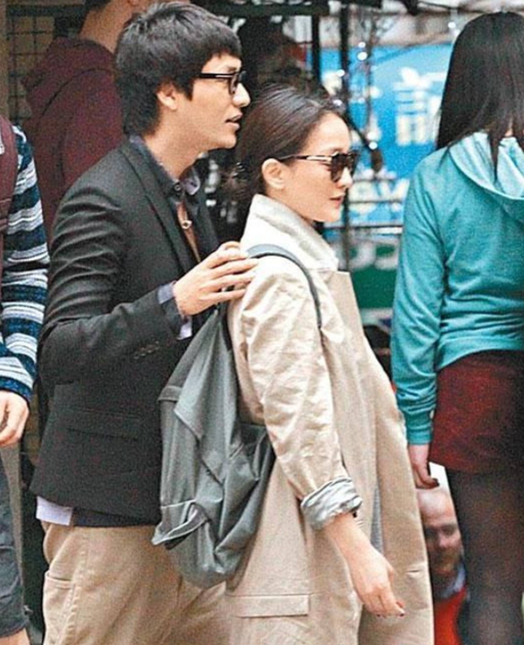 2009年,王烁以388万拍得紫檀宫殿模型送给周迅,一转身便入了狱_手机