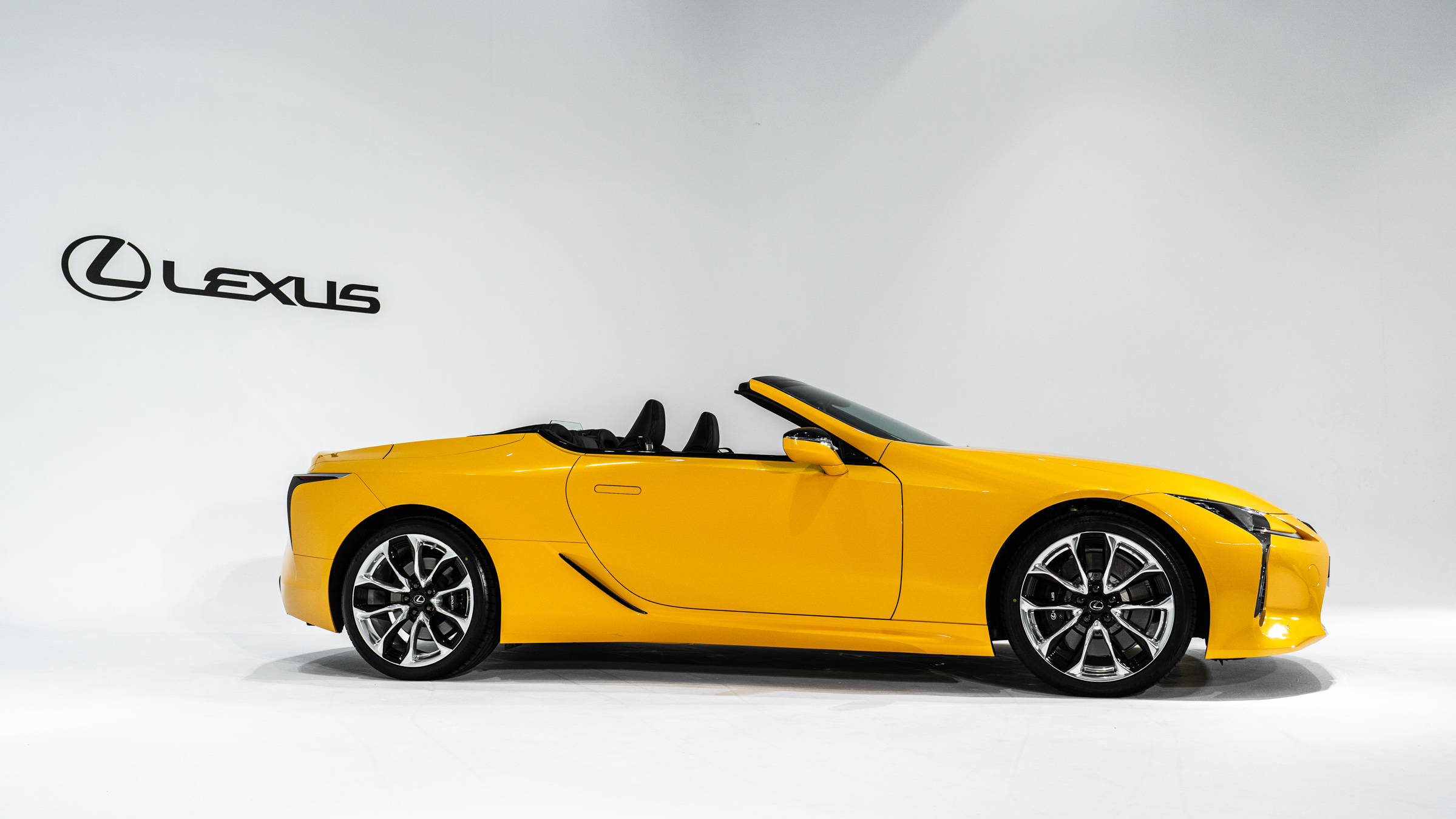 2021款雷克萨斯lc500软顶敞篷跑车明快亮眼