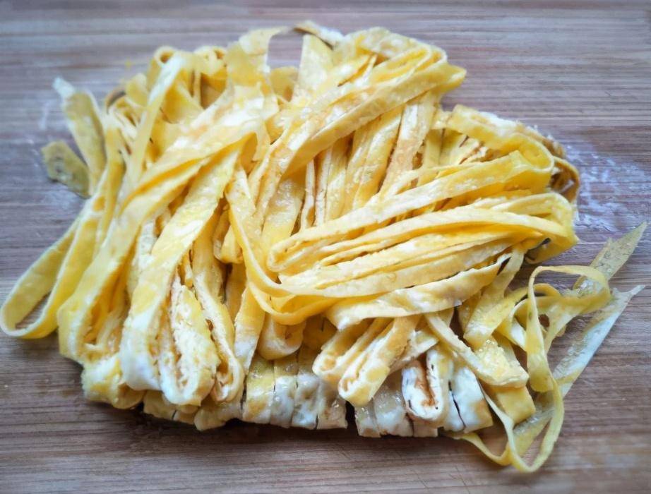 第二步,寿司醋我是自己调的,如果可以买到就不用做了,白醋,白糖和食盐