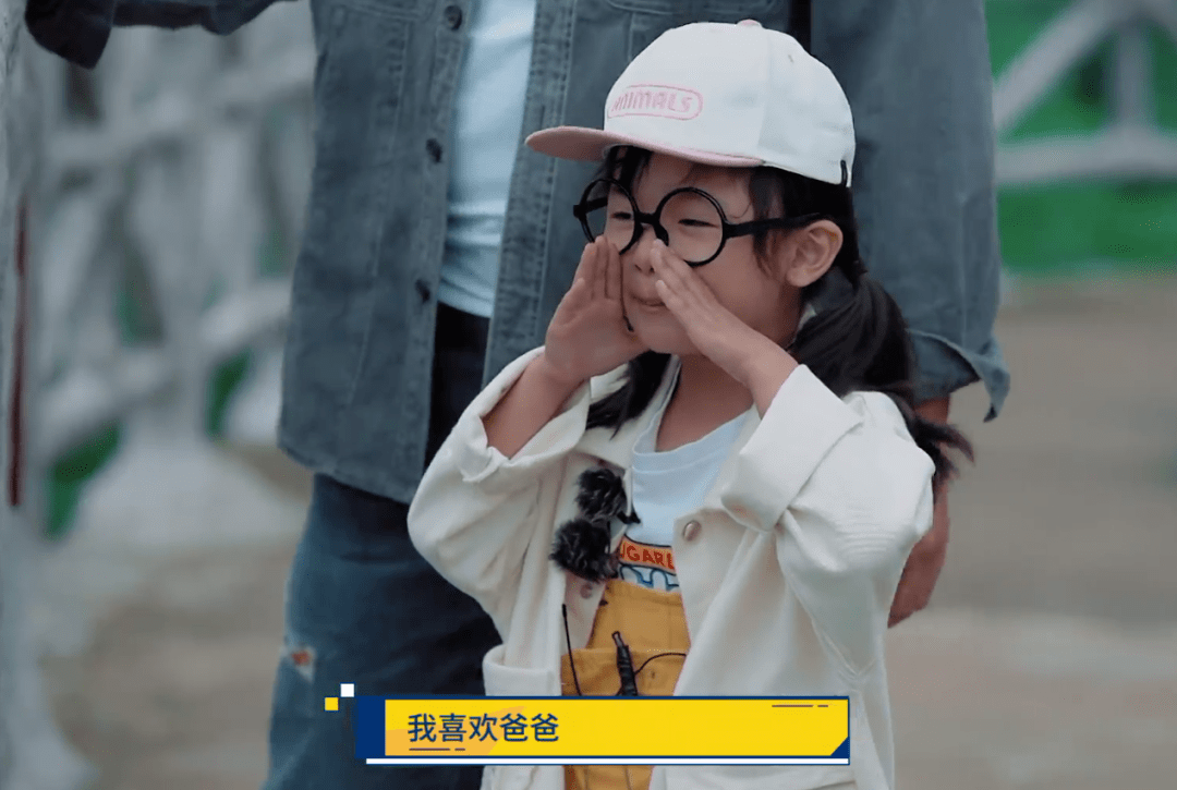 程梓煜,耿镜涵和高言蹊等五组快手母婴达人家庭在村长李锐的带领下