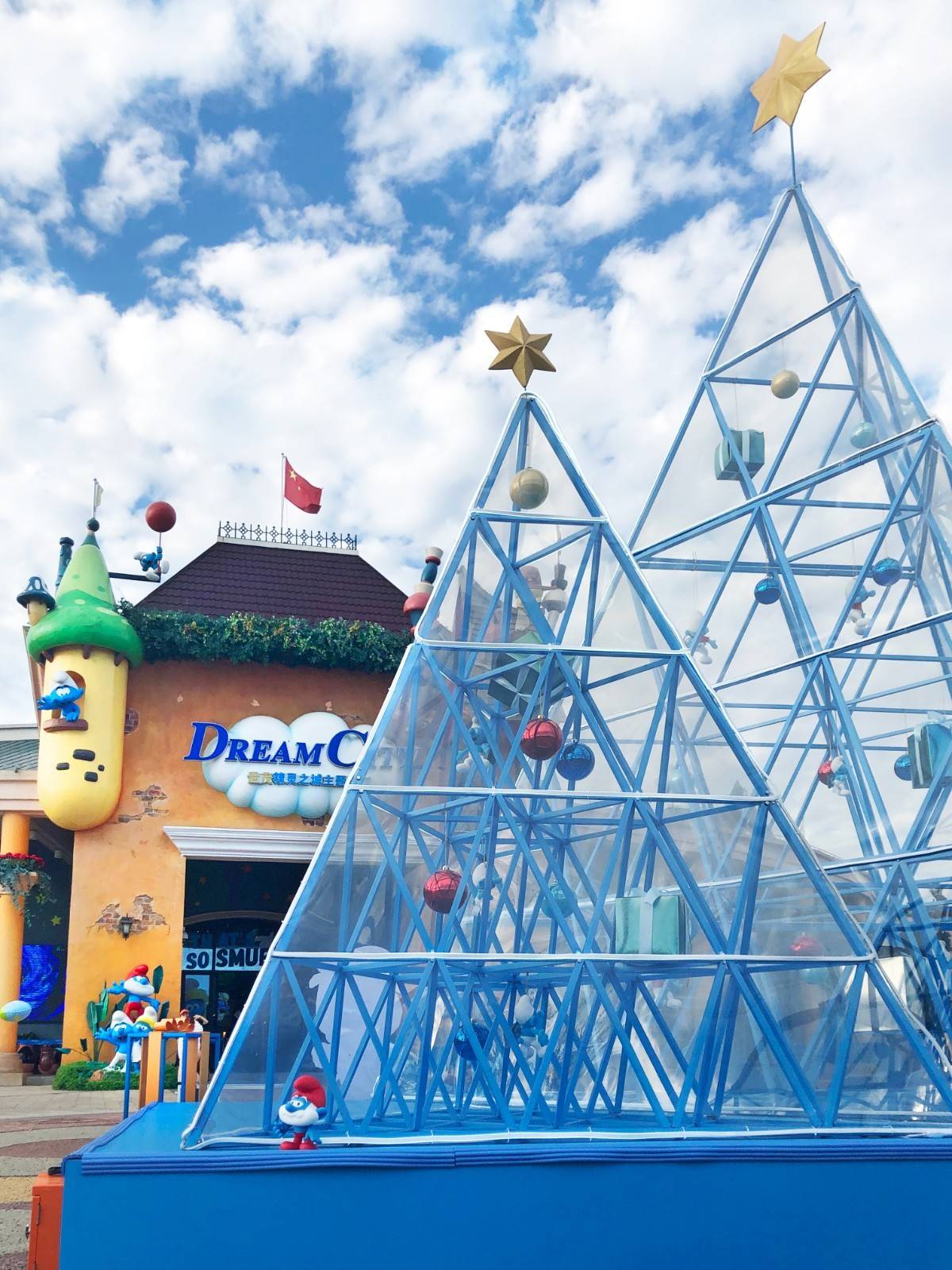 上海世茂精灵之城主题乐园打造缤纷圣诞季,邀你和蓝精灵共度圣诞!