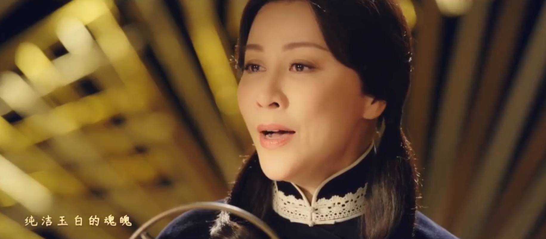 《半生缘》也就算了,蒋欣健硕的身材实在太壮了,服装又是冬天的衣服