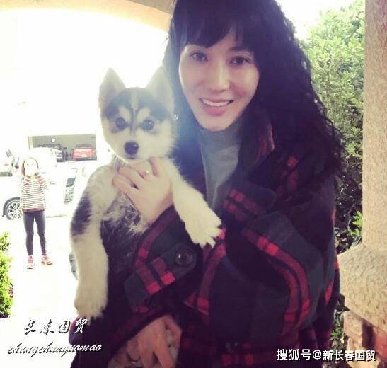 齐秦的36岁妻子近照曝光,结婚十年恩爱如初,演艺圈的模范夫妻_孙丽雅