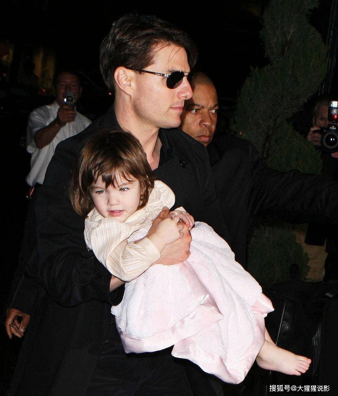作为汤姆·克鲁斯(tom cruise)和凯蒂·赫尔姆斯(katie helms)的女儿