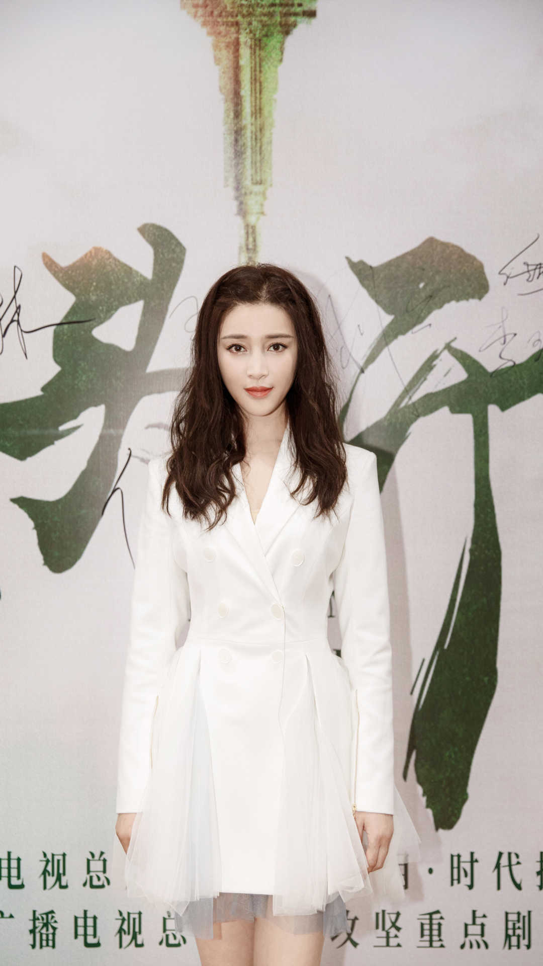 原创甘婷婷"气质"真养眼,穿一字肩的薄纱亮片长款连衣裙,性感优雅