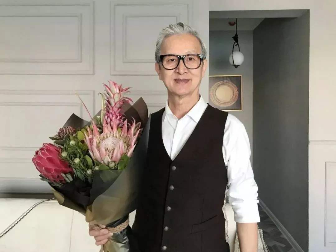 原创75岁青爷爷成时尚博主穿西装收获无数粉丝一头白发帅过小伙