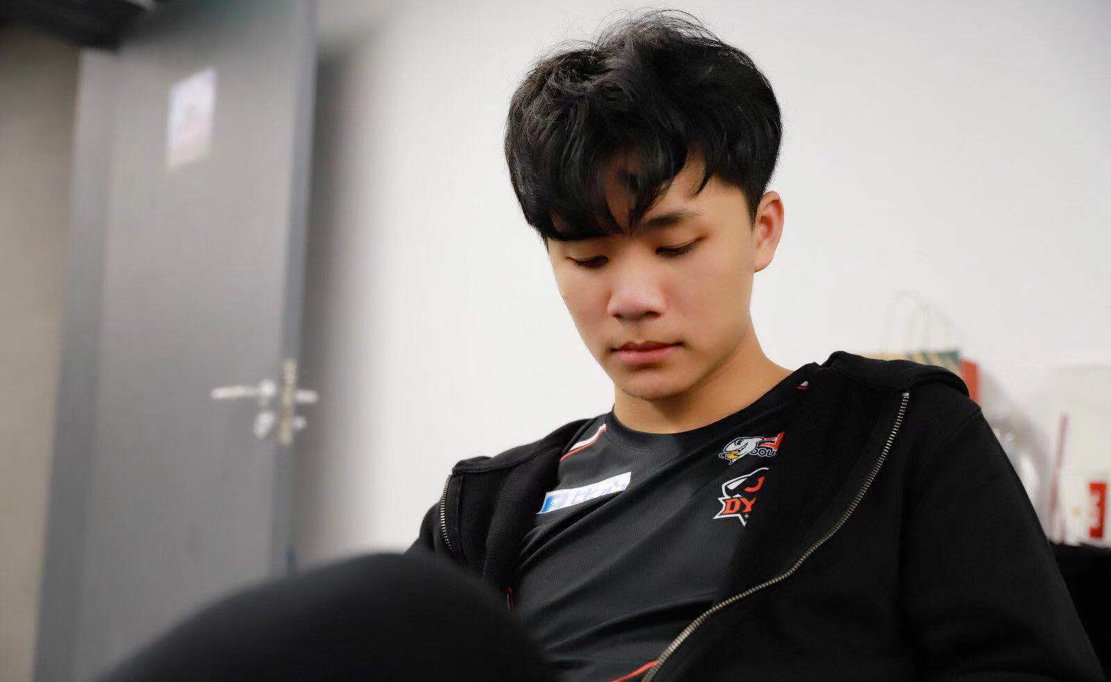 kpl俱乐部公关萧玦为回怼粉丝事件道歉却被质疑真实性