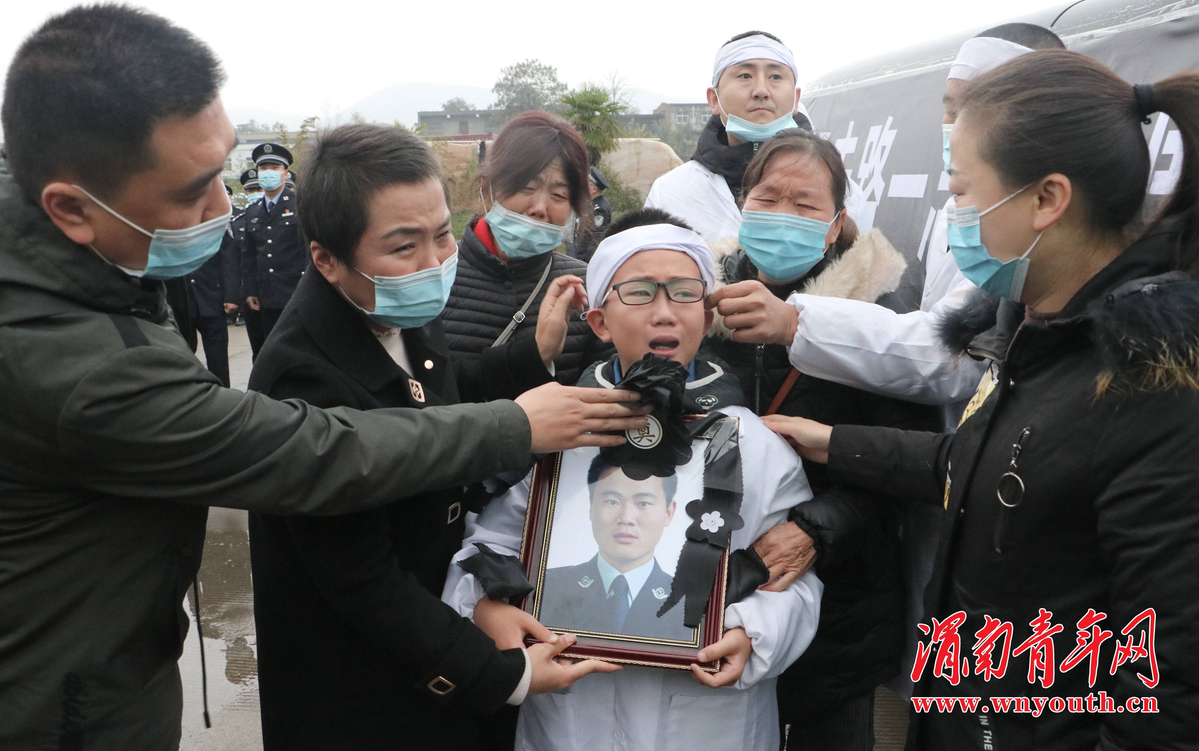 年仅35岁的民警张周亮因公牺牲今天渭南全城送别组图