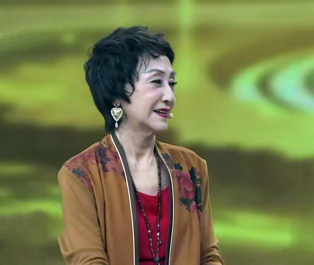 23张老照片,怀念舞蹈家陈爱莲,去年还在《舞蹈风暴》中展现高难度动作