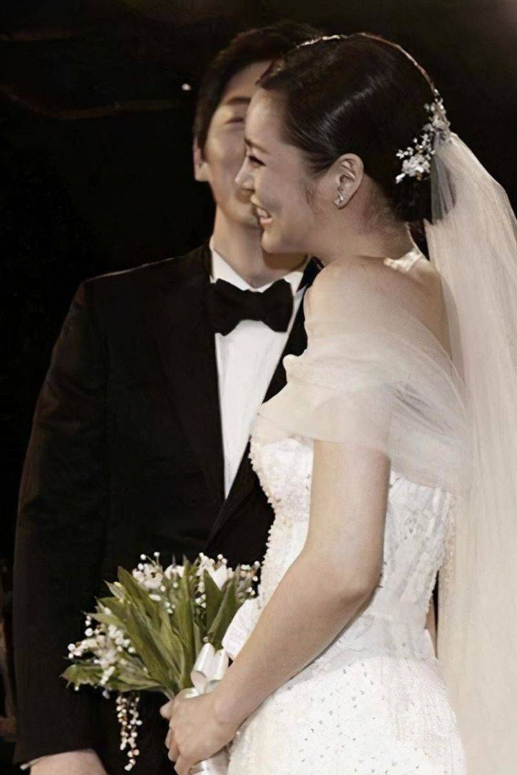 她是文晸赫前女友,为戏增重70斤,如今与丈夫离婚形象一落千丈