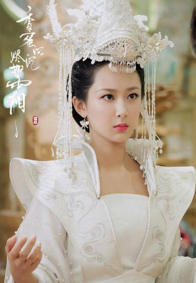 其实张钧甯也尝试过相似的造型,她在《九州海上牧云记》里扮演了银容