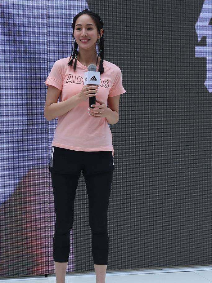 张钧甯不愧为气质女神,梳小辫子穿粉t恤,竟清纯得像18岁!