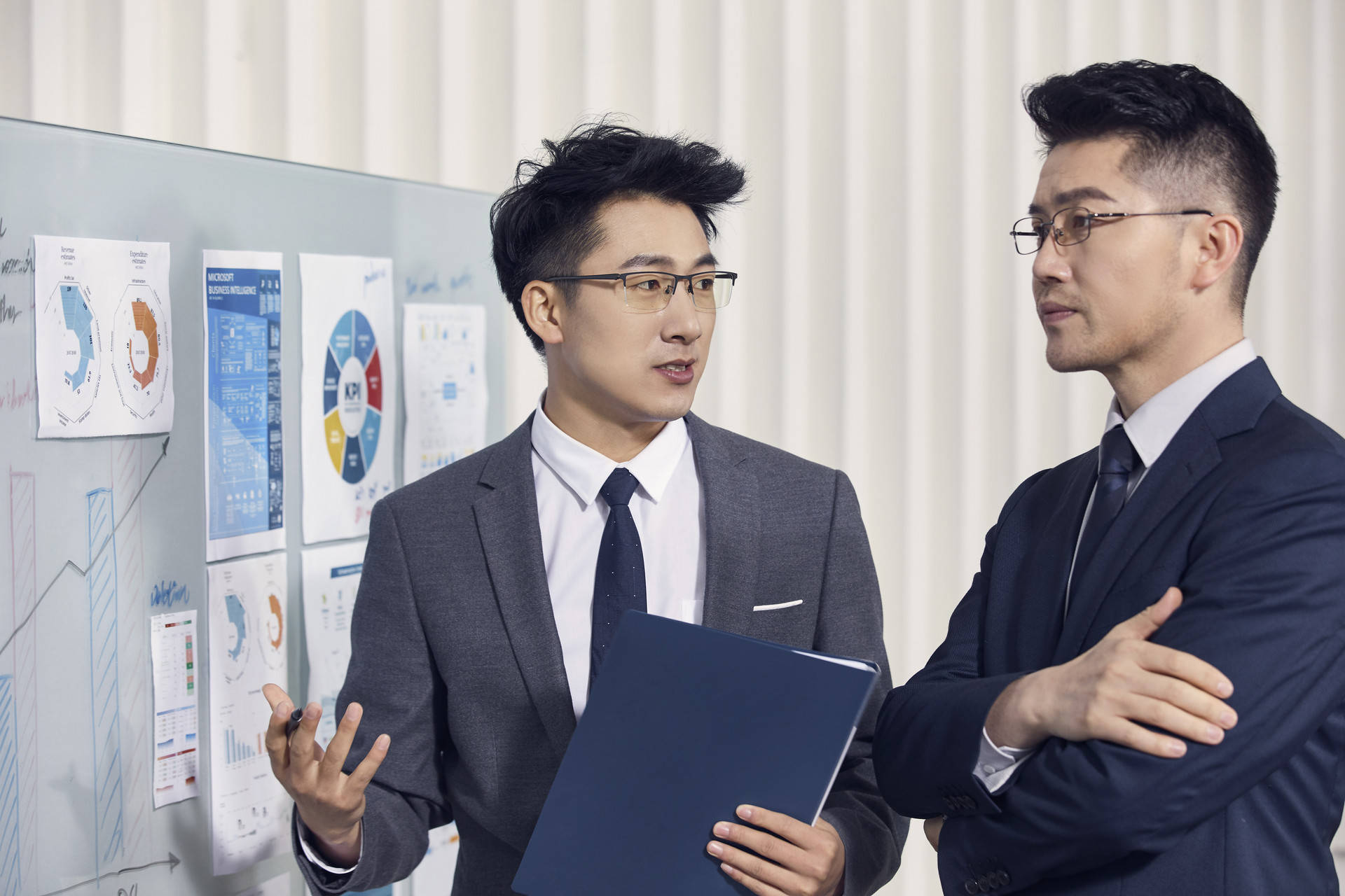 "原来,老板今天有个亲戚到机场,想叫小新去接一趟.