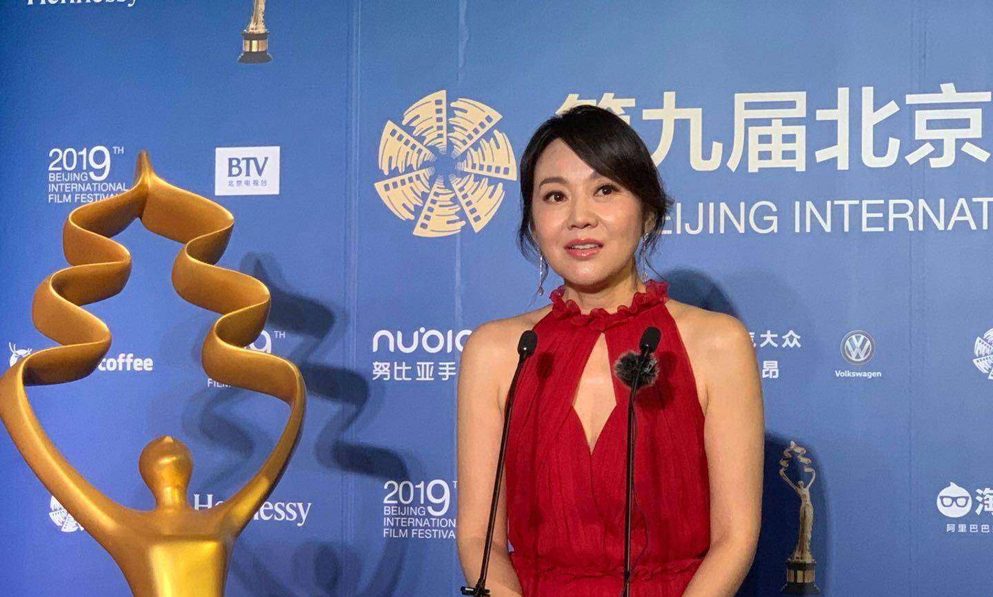 "佟掌柜"闫妮新造型娇艳抢眼,穿中国红长裙走红毯,气质真好