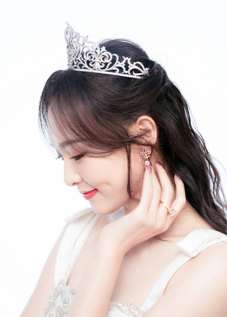 唐嫣穿水晶刺绣花苞裙,头戴皇冠宛如公主,生图长腿超吸睛!