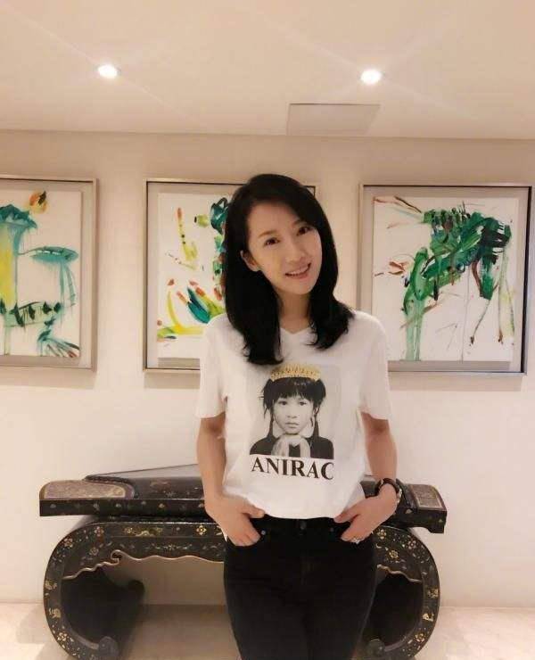 原创李念终于高调美一回斗篷衣搭配高腰阔腿裤精致优雅有气场