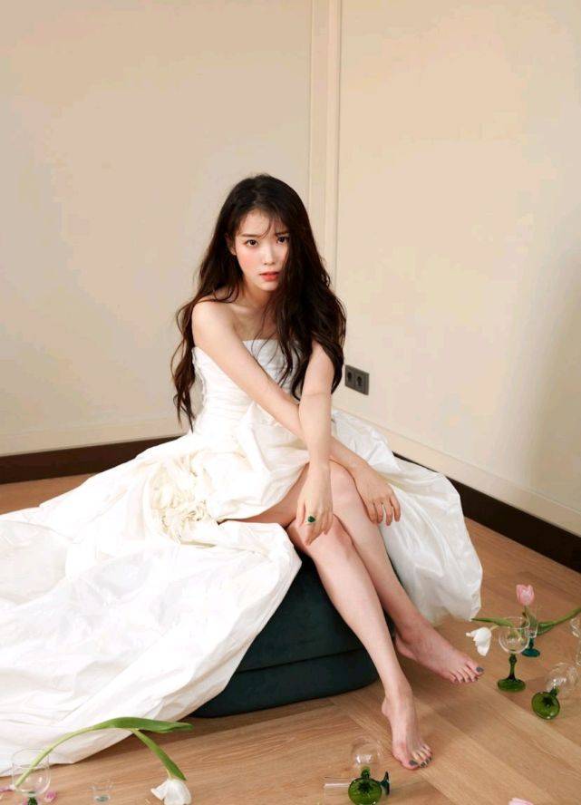 李知恩穿衣真放得开,身穿一袭白色吊带连衣裙,美得清新脱俗