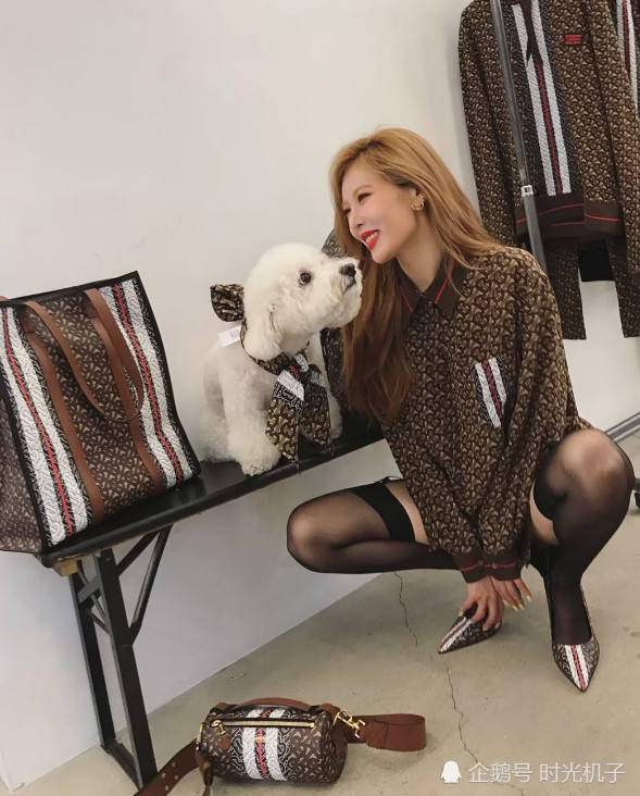 金泫雅晒新照,却被大腿上的字抢镜了,网友:这个字含义太大了