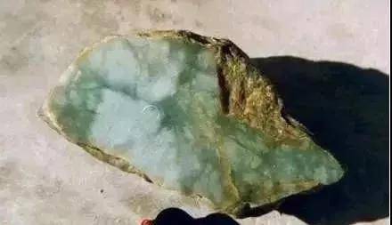 千万别买这种镯子：一半翡翠，一半石头！不翻面，谁都看不出！