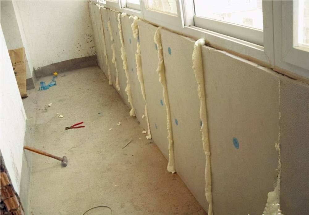 开发商做的阳台保温层要不要铲掉?瓦工师傅建议我铲掉,可以吗?