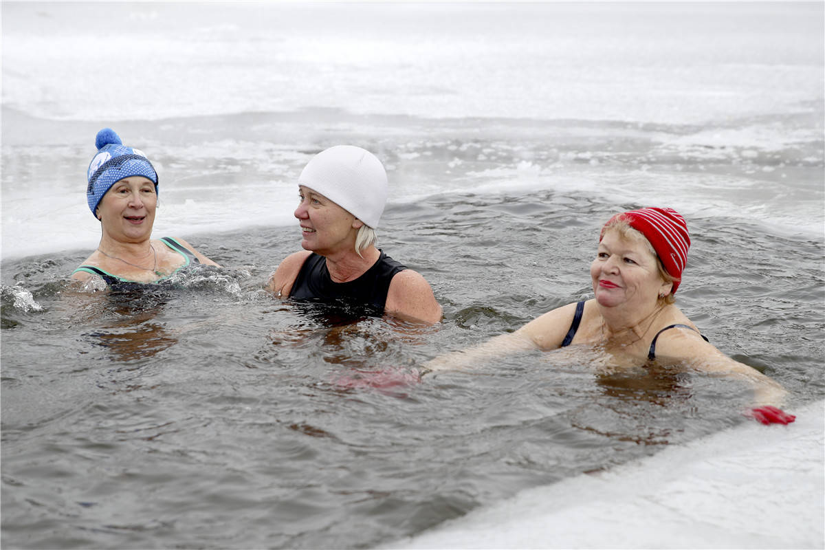 看着都哆嗦俄罗斯冬泳爱好者冰窟窿当温泉