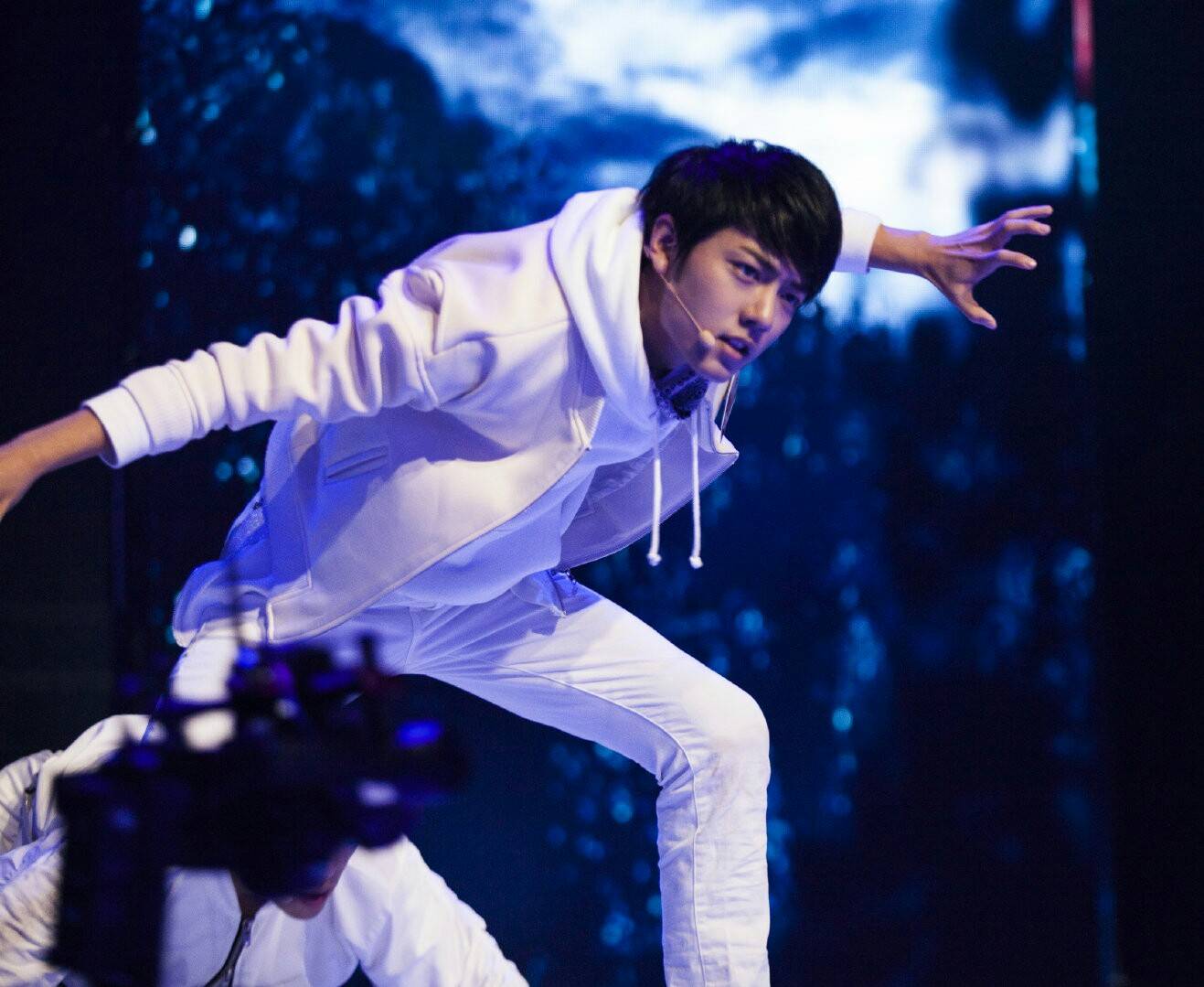 原创肖战拍狼殿下吊威亚快吐了崩溃到落泪小飞侠他是敬业的演员