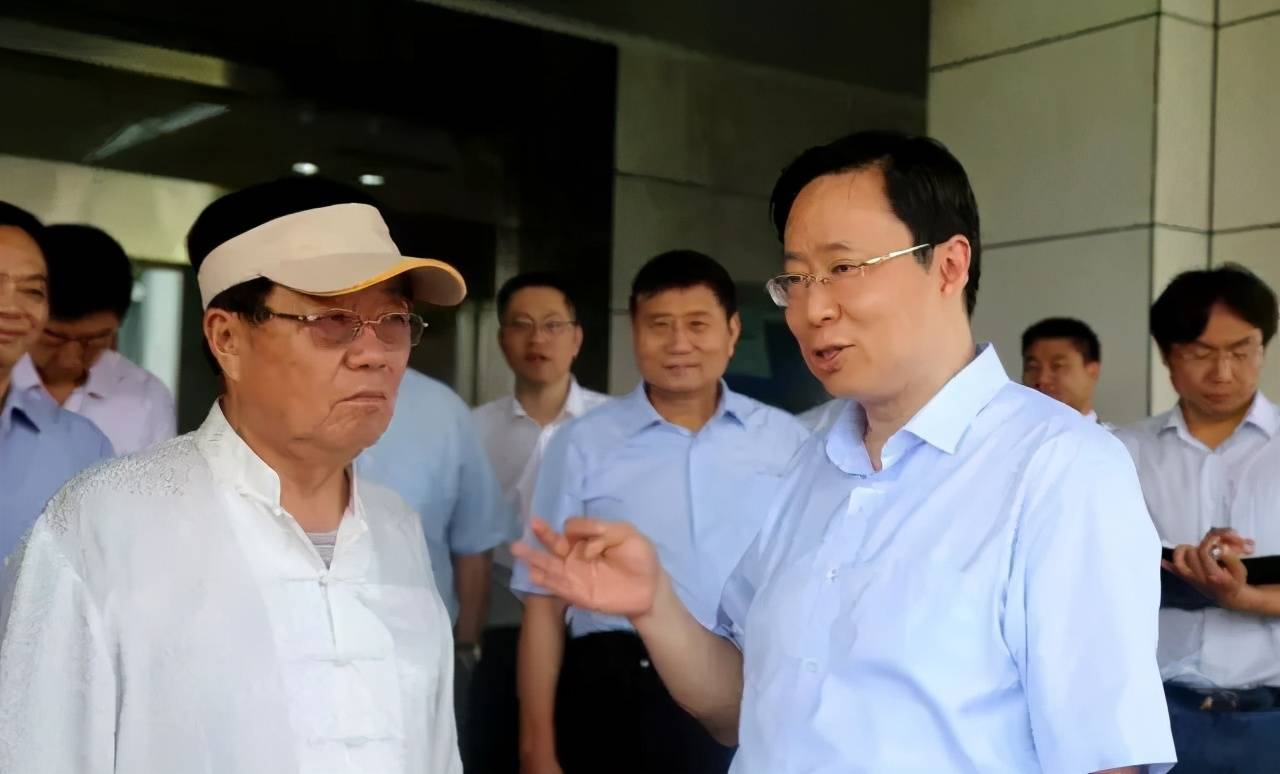 如今的徐镜人,早已是身价百亿的富商,他将一个小小的车间,做到了如今