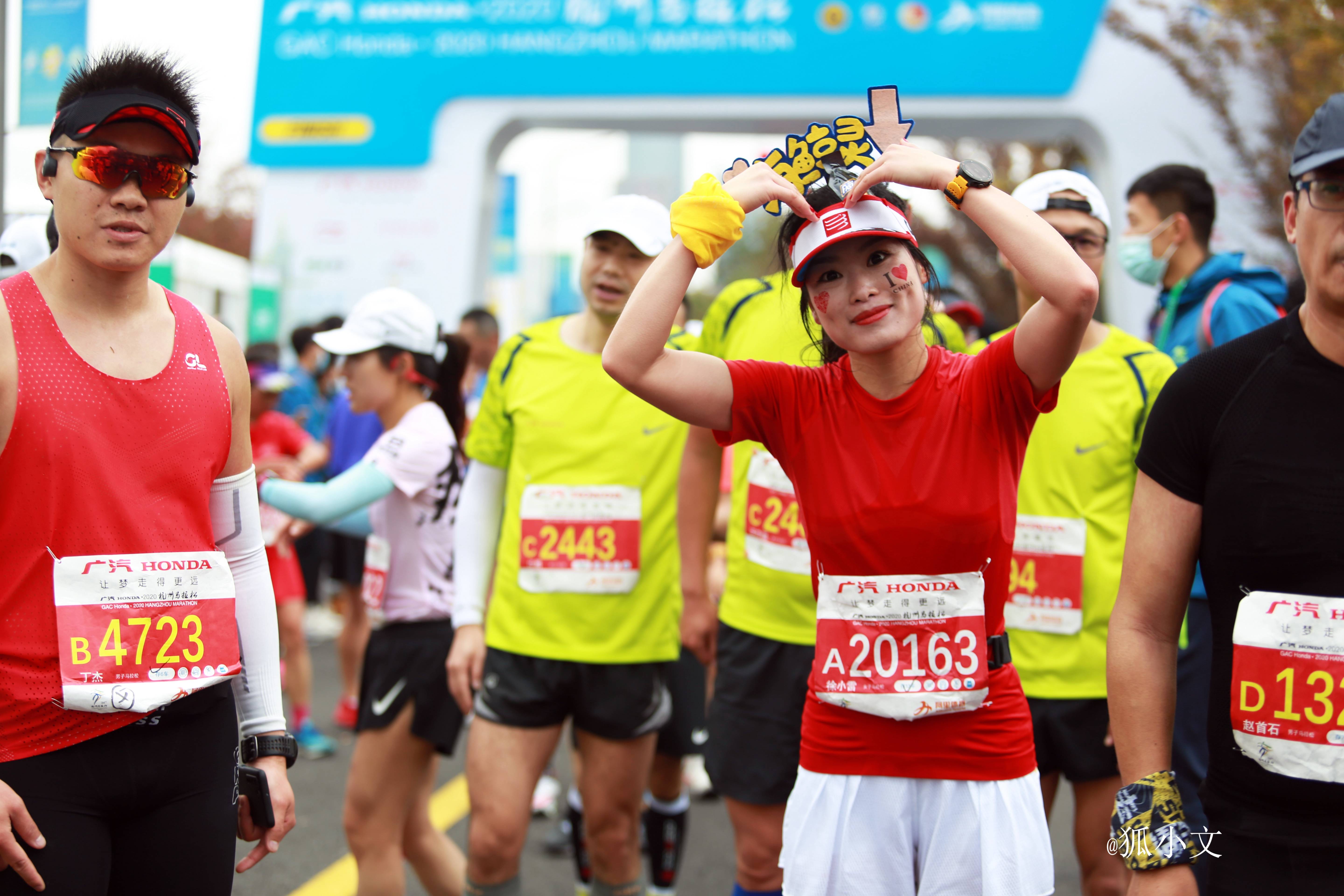 1/ 12 11月24日,上万跑者齐聚2020杭州马拉松,享受这场跑步盛宴.