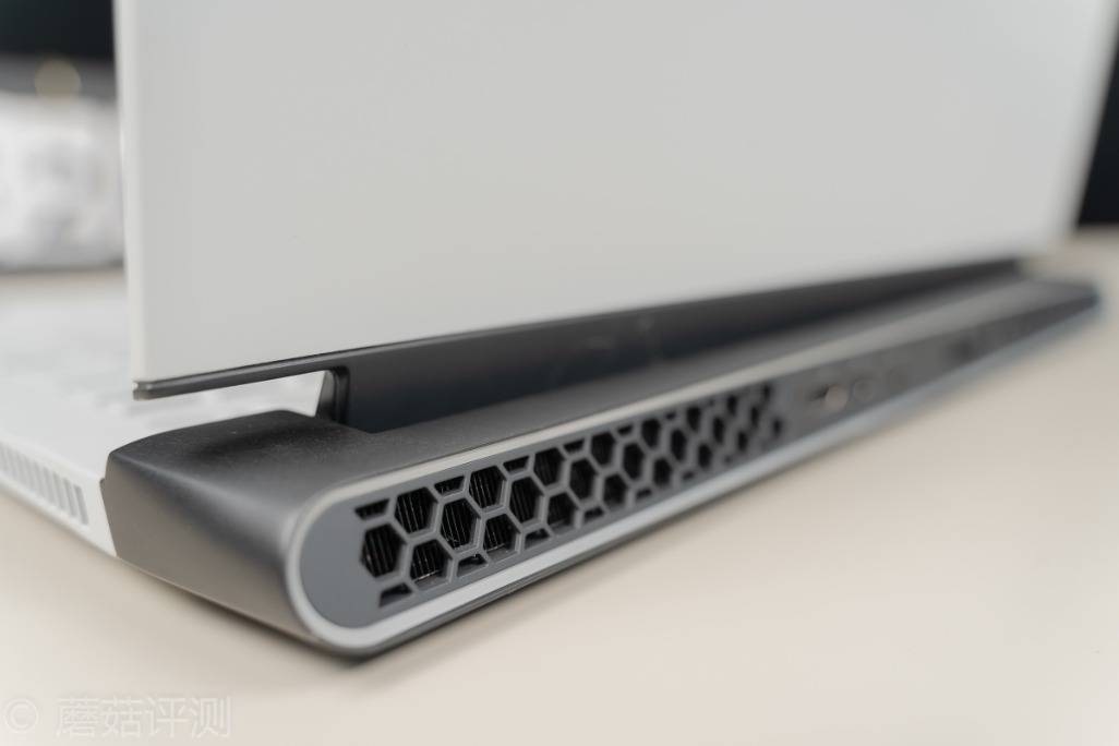 外观精致,性能强大,外星人alienware 全新m17 2020版r3 评测