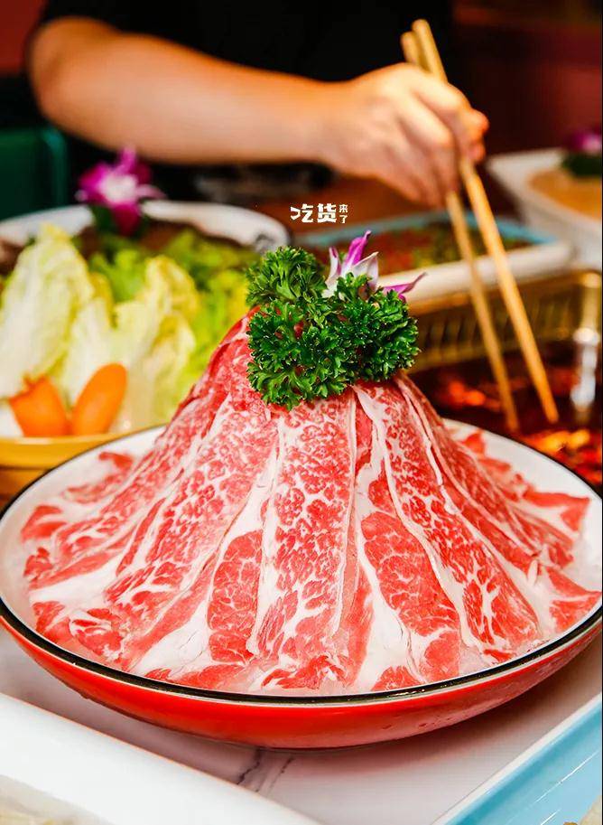 极品雪花肥牛的造型霸气十足,自带红白相间的雪花纹理,无疑是肥牛界的