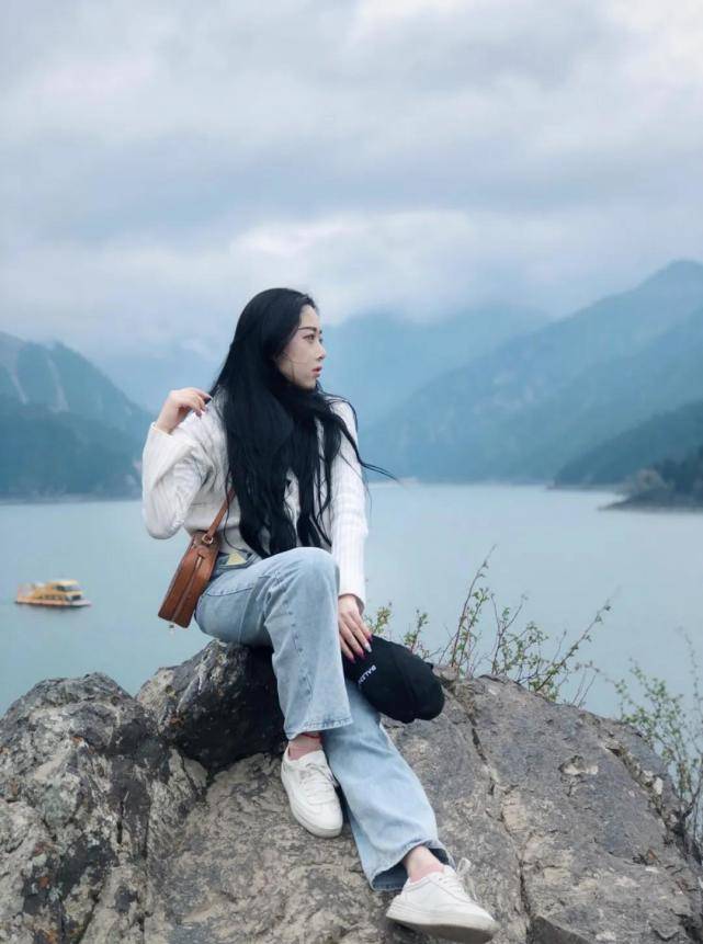 只用手机在新疆天山天池拍出绝佳人像照