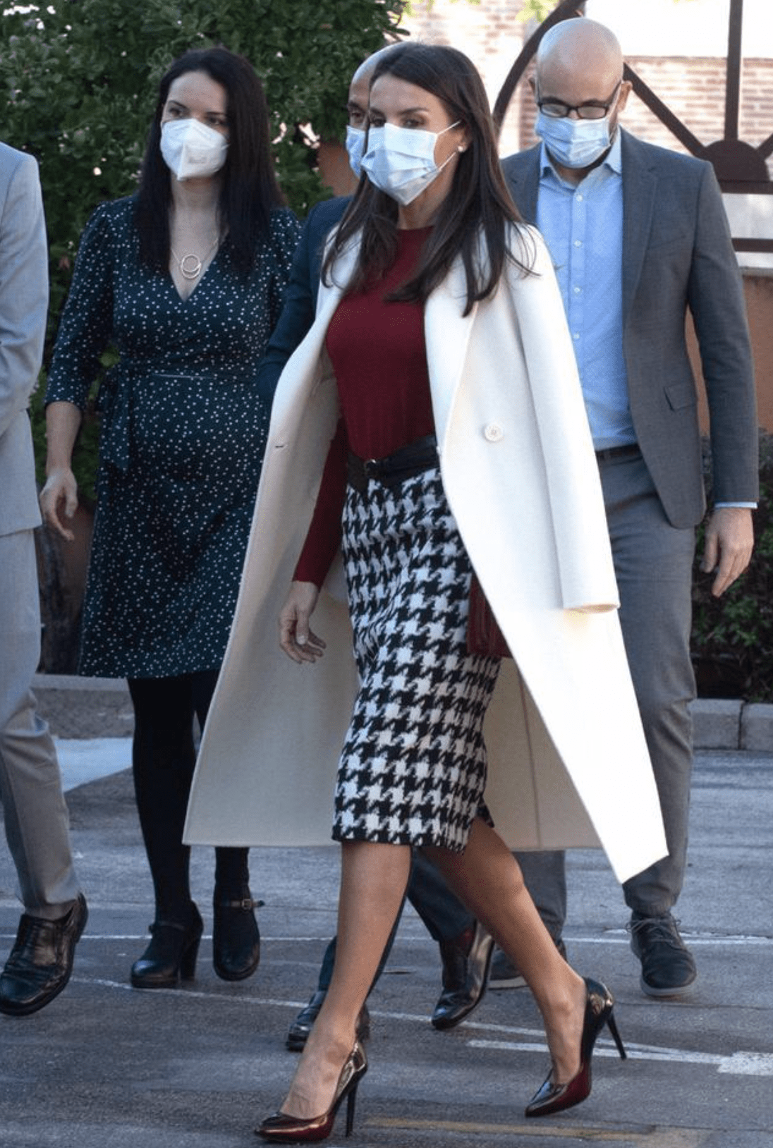 千鸟格元素再临时尚西班牙王后完美演绎外披白风衣气场逼人