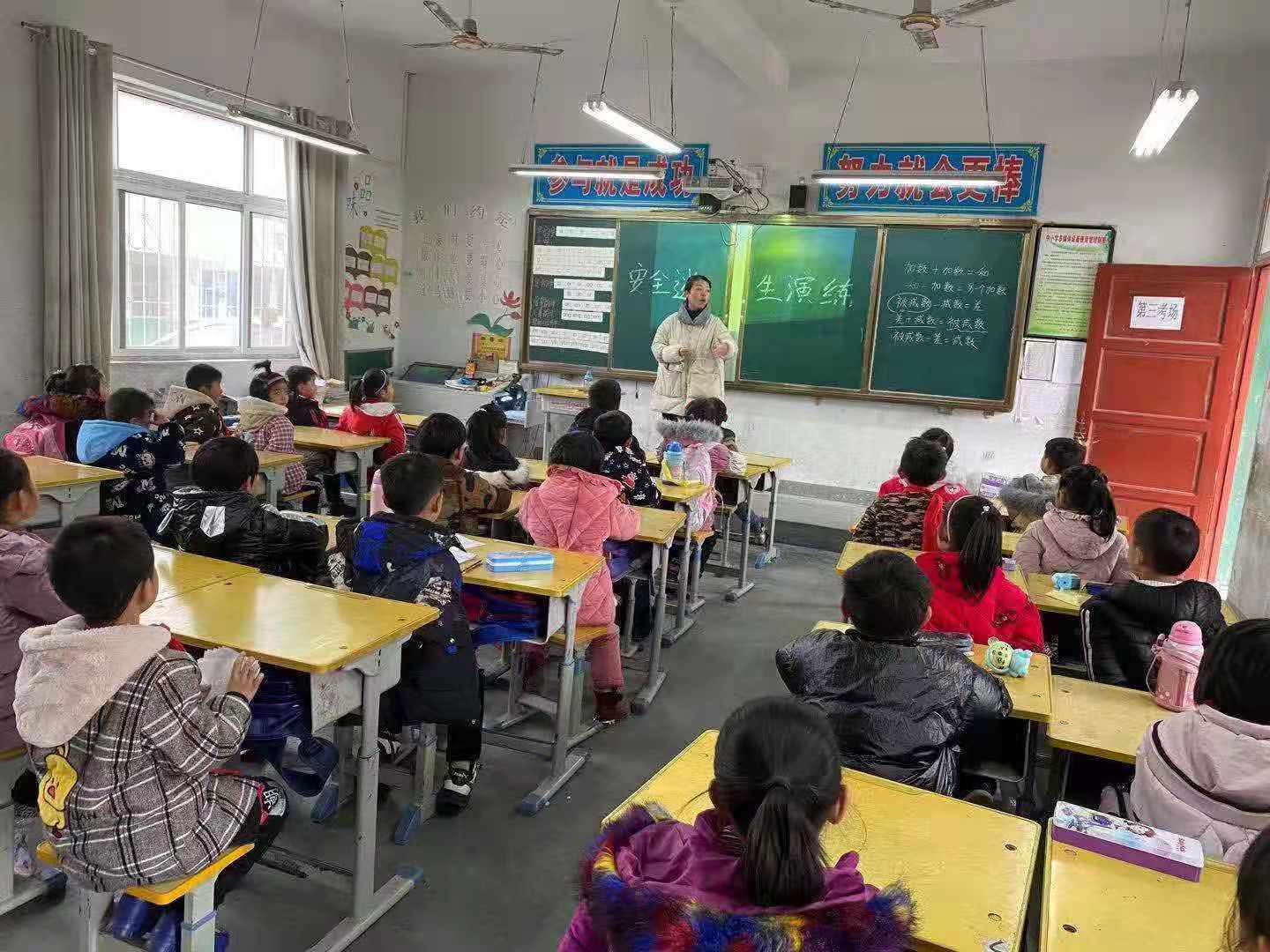 汝南县王岗镇中心小学在11月24日上午举行了消防演练活动.