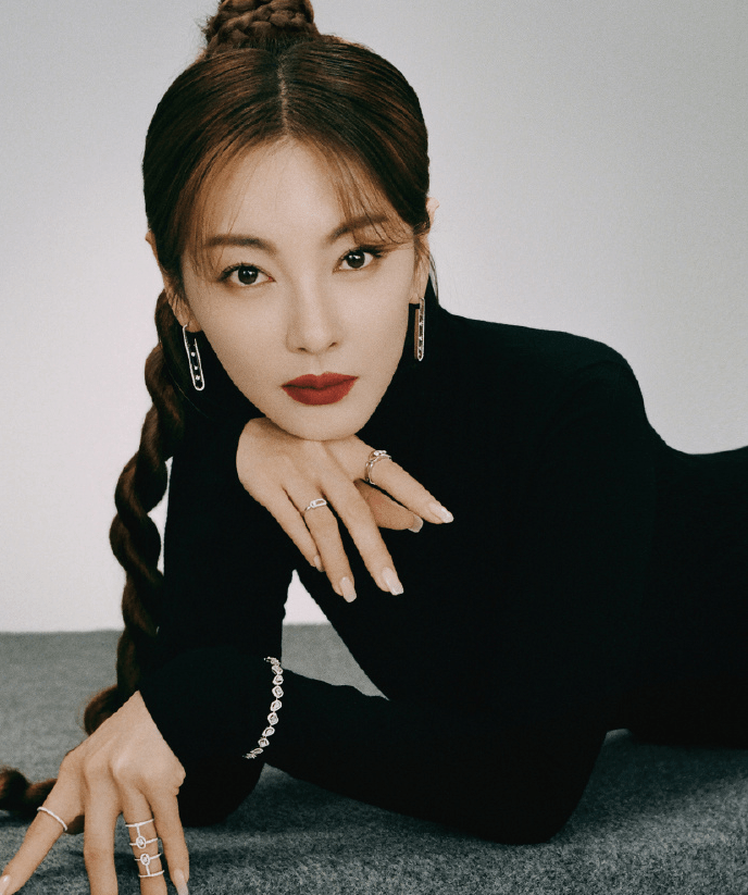 名门泽佳张雨绮杂志封面释出全黑紧身衣搭麻花辫效果精致优雅