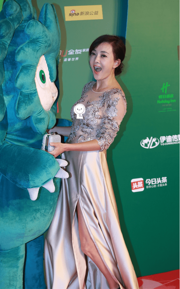 牛莉运动员出身曲线就是好当了演员穿华丽礼服优越线条好迷人