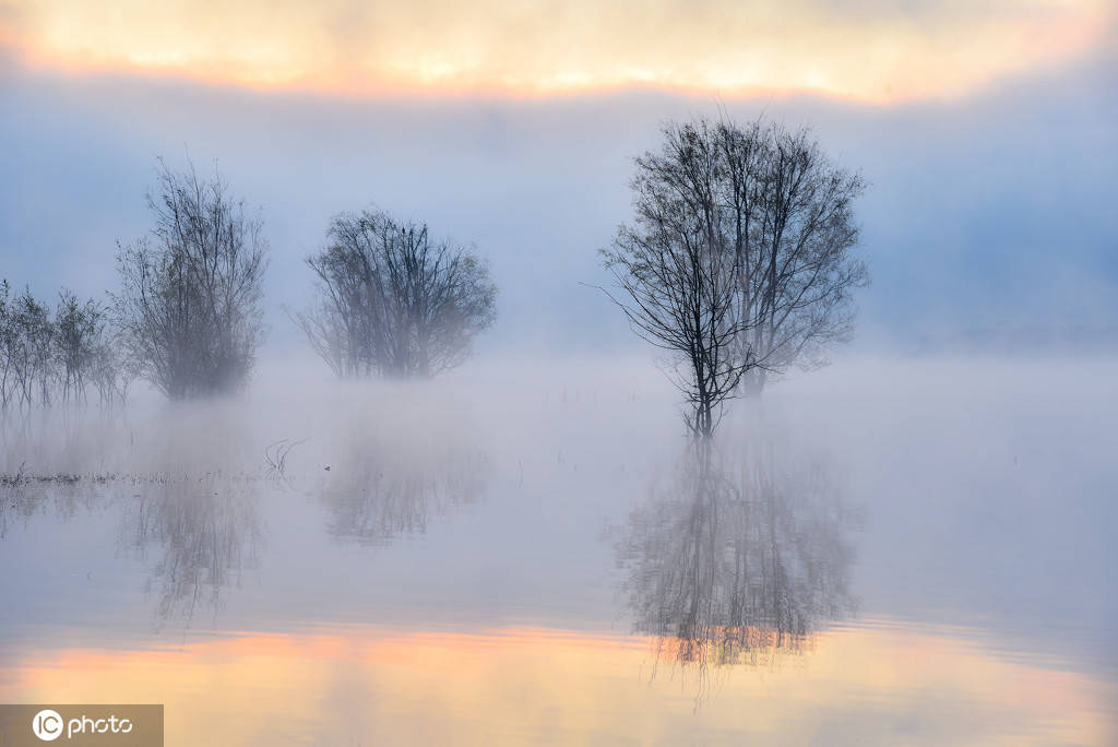 云南会泽念湖晨雾朦朦胧胧,犹如仙境
