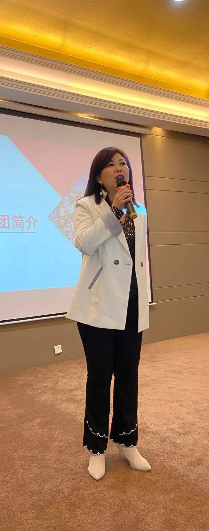 李彦箐(优凝商服经理)汪洁(爱菲斯市场营销总监)刘梦珠(爱菲斯董事)穆